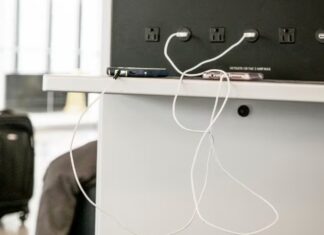 “꽂았다가 다 털려” 스마트폰 무료 충전 USB 포트 사용 경고