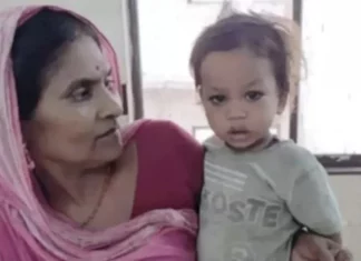 장난감인 줄 알고 머리 물어 뜯어…1m 코브라랑 싸워서 이긴 2살 아기