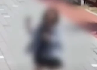 원피스 입고 양손 칼 들고 활보…남원 20대 현직 여경 사진