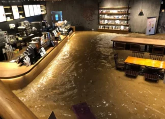 빗물에 잠겨서 난리 난 광주 신안동 스타벅스 내부 상황