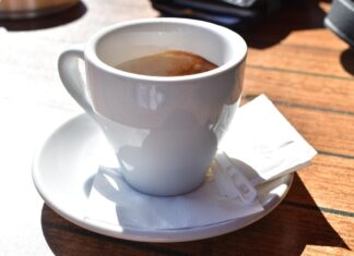 “비행기에서 커피 마시지 말라” 승무원들 단체 폭로 나왔다 커피