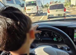 주행 중 어린 아들 운전석 앉히고 사진 찍은 엄마가 덧붙인 글