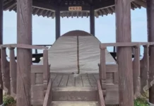 해수욕장 정자 바닥 뚫어 텐트친 민폐 캠핑족