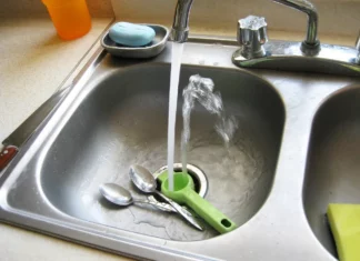 “술 먹고 방바닥, 싱크대에 오줌 싸는 남편 어떡할까요?” 싱크대