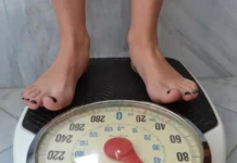 체중 100kg 동거녀 몸에 깔려 사망한 남성 비만 체중계