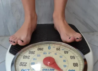 체중 100kg 동거녀 몸에 깔려 사망한 남성 비만 체중계