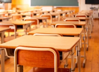 빈 학교 잠입해 시험지 훔치다 걸린 전교 1등 가족 교실 책상