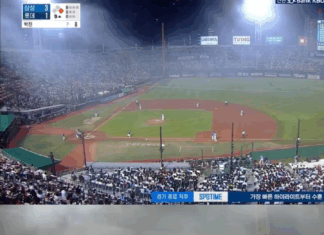 콘서트 때문에 중단된 사직구장 프로야구 경기 경기 진행하는 사이 하늘이 뿌옇게 변한 사직구장 모습
