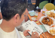 웃음 터지는 이재용 싸인…깐부치킨 결제는 젠슨황이 아니었다