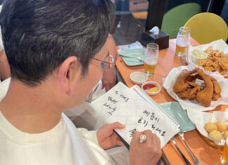 웃음 터지는 이재용 싸인…깐부치킨 결제는 젠슨황이 아니었다