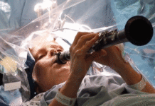 뇌 수술 받는 도중 눈뜨고 악기 연주한 환자…실제 영상