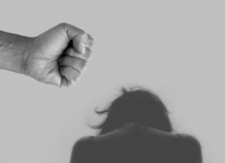 15살 소녀 성폭행한 아빠와 아들…구독자 수백만 유튜버였다 성폭행 폭행 왕따