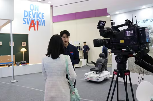 사진설명: 21일 코엑스에서 개막한 KES2025. 군집드론AI 기술을 선보인 DDE 관계자가  취재진에게 기술 특성을 설명하고 있다. [사진=DDE 제공]