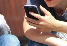 초등학생 때부터 스마트폰 쓰는 아이에게 생기는 병 스마트폰