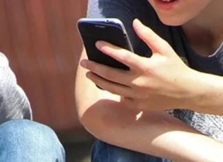 초등학생 때부터 스마트폰 쓰는 아이에게 생기는 병 스마트폰