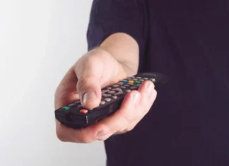 밤에 TV 켜놓고 잠들면 위험한 진짜 이유 TV